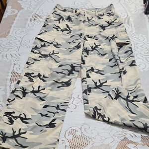 Vibrant Gray and Black Cargo Pants Winter/Neutral Camouflage